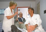 Nikola (Mariele Millowitsch) vermittelt zwischen taubstummen Patienten (Karl-Friedrich Gerster, Mi.) und schwierigem Arzt (Walter Sittler). Nikola (Mariele Millowitsch) vermittelt zwischen taubstummen Patienten (Karl-Friedrich Gerster, Mi.) und schwierigem Arzt (Walter Sittler).
