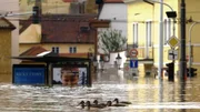 Ob durch Regenf&auml;lle oder Schneeschmelzen: Hochwasser, eine der h&auml;ufigsten Wetterkatastrophen. Enten schwimmen &uuml;ber einem &uuml;berfluteten Teil des historischen Bezirks Mala Strana in Prag. Die schlimmste &Uuml;berschwemmung seit &uuml;ber einem Jahrhundert hat die Stadt getroffen und Teile des historischen Zentrums mit bis zu zwei Metern Wasser &uuml;berschwemmt.