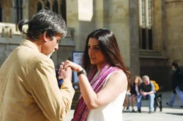 Wenn Liebe durch den Magen geht: Mit "Zuckers&uuml;&szlig; & echt scharf" zeigt Passion eine hochklassig besetzte, unkonventionelle Bollywood-Beziehungskom&ouml;die &uuml;ber die einzigartige Liebe zwischen dem 64-j&auml;hrigen Spitzenkoch Buddha (Amitabh Bachchan) und der 34-j&auml;hrigen Neena (Tabu), die eines Tages sein Restaurant besucht, sich aber nicht so leicht beeindrucken l&auml;sst.  +++ Die Verwendung des sendungsbezogenen Materials ist nur mit dem Hinweis und Verlinkung auf RTL+ gestattet. +++