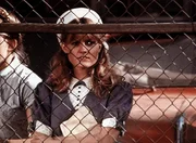 Cindy (Leslie Winston) ist nach Norfolk gereist, um ihren Mann Ben zu empfangen.