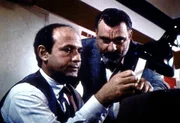 Mark (Victor French, r.) beweist Pete Nelson (David Spielberg, l.), wer wirklich hinter dem Marihuana-Schmuggel steckt. Mark (Victor French, r.) beweist Pete Nelson (David Spielberg, l.), wer wirklich hinter dem Marihuana-Schmuggel steckt.