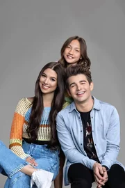 v.li.: Kira Kosarin als Phoebe, Maya Le Clark als Chloe und Jack Griffo als Max