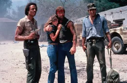 Texas Ranger J.J. McQuade (Chuck Norris,m.), sein Partner Kayo (Robert Beltran,r.), Tochter Sally (Dana Kimmell) und FBI-Agent Jackson (Leon Isaac Kennedy,l.).