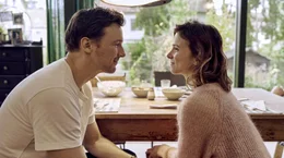 Mirco (Florian David Fitz, li.) dankt seiner Frau Fatime (Aylin Tezel, re.) f&uuml;r ihren Einsatz.