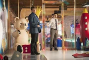 Castle (Nathan Fillion, l.) muss herausfinden, wer den CEO einer großen Spielzeugfirma in Montreal umgebracht hat. Kann Matt Monroe (Brian Tichnell, r.) wichtige Hinweise liefern? Castle (Nathan Fillion, l.) muss herausfinden, wer den CEO einer großen Spielzeugfirma in Montreal umgebracht hat. Kann Matt Monroe (Brian Tichnell, r.) wichtige Hinweise liefern?