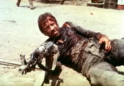 Auch schwer verletzt gibt Braddock (Chuck Norris) nicht auf und schie&szlig;t sich den Weg frei.