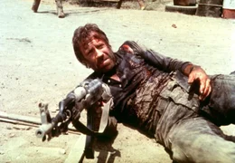 Auch schwer verletzt gibt Braddock (Chuck Norris) nicht auf und schie&szlig;t sich den Weg frei.
