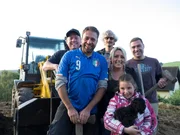 V.l.: Baggerfahrer Henrik, Organisator Claus, Garten-Guru Ralf, Dajana, Tochter Aliyah und Christian. V.l.: Baggerfahrer Henrik, Organisator Claus, Garten-Guru Ralf, Dajana, Tochter Aliyah und Christian.