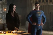Lois Lane (Elizabeth Tulloch, l.); Superman (Tyler Hoechlin, r.) Lois Lane (Elizabeth Tulloch, l.); Superman (Tyler Hoechlin, r.)