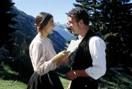Anna (Julia Urban) freut sich mit Franz (Heio von Stetten): Endlich ist er zur Lehrerpr&uuml;fung zugelassen. Wenn er besteht, k&ouml;nnen die Liebenden heiraten.