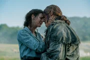Noch einmal davongekommen: Caitriona Balfe als Claire Randall und Sam Heughan als Jamie Fraser Noch einmal davongekommen: Caitriona Balfe als Claire Randall und Sam Heughan als Jamie Fraser