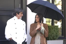 Wenn Liebe durch den Magen geht: Mit "Zuckers&uuml;&szlig; & echt scharf" zeigt Passion eine hochklassig besetzte, unkonventionelle Bollywood-Beziehungskom&ouml;die &uuml;ber die einzigartige Liebe zwischen dem 64-j&auml;hrigen Spitzenkoch Buddha (Amitabh Bachchan) und der 34-j&auml;hrigen Neena (Tabu), die eines Tages sein Restaurant besucht, sich aber nicht so leicht beeindrucken l&auml;sst.  +++ Die Verwendung des sendungsbezogenen Materials ist nur mit dem Hinweis und Verlinkung auf RTL+ gestattet. +++
