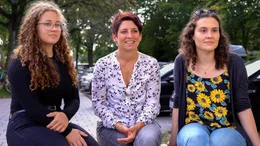 Barbara Dechange (Mitte) machte mit ihrer Tochter Lynn (links), Schwester Luisa einen Besuch in den M&uuml;nsteraner Zoo. Auf dem R&uuml;ckweg geriet sie mit dem Auto in den Starkregen und hielt auf dem Seitenstreifen.