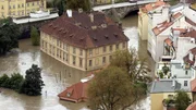 Ob durch Regenf&auml;lle oder Schneeschmelzen: Hochwasser, eine der h&auml;ufigsten Wetterkatastrophen. Barockgeb&auml;ude und die Karlsbr&uuml;cke aus dem 14. Jahrhundert stehen umgeben von Hochwasser in Prag, Tschechische Republik. Die Stadt wurde von den schlimmsten &Uuml;berschwemmungen seit &uuml;ber einem Jahrhundert heimgesucht.