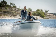 Nora (Alexandra Rapaport) und Alexander (Nicolai Cleve Broch) fahren zum Haus des Verd&auml;chtigen Theo Skoog.