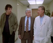 Tony (Peter Virgo Jr., li.) erzählt Quincy (Jack Klugman, re.) und Monahan (Garry Walberg) von den Machenschaften seines Bruders. Tony (Peter Virgo Jr., li.) erzählt Quincy (Jack Klugman, re.) und Monahan (Garry Walberg) von den Machenschaften seines Bruders.