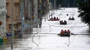 Ob durch Regenf&auml;lle oder Schneeschmelzen: Hochwasser, eine der h&auml;ufigsten Wetterkatastrophen. Tschechische Rettungskr&auml;fte auf Schlauchbooten suchen nach Bewohnern, die durch &Uuml;berschwemmungen im zerst&ouml;rten Karlin-Distrikt in Prag, Tschechische Republik, gestrandet sind. Die schlimmste &Uuml;berschwemmung seit &uuml;ber einem Jahrhundert hat die Stadt getroffen und Teile des historischen Zentrums mit bis zu zwei Metern Wasser &uuml;berschwemmt.