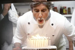 Wenn Liebe durch den Magen geht: Mit "Zuckers&uuml;&szlig; & echt scharf" zeigt Passion eine hochklassig besetzte, unkonventionelle Bollywood-Beziehungskom&ouml;die &uuml;ber die einzigartige Liebe zwischen dem 64-j&auml;hrigen Spitzenkoch Buddha (Amitabh Bachchan, Foto) und der 34-j&auml;hrigen Neena (Tabu), die eines Tages sein Restaurant besucht, sich aber nicht so leicht beeindrucken l&auml;sst.  +++ Die Verwendung des sendungsbezogenen Materials ist nur mit dem Hinweis und Verlinkung auf RTL+ gestattet. +++