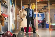 Sein neuer Fall führt ihn in eine Spielzeugfirma in Montreal: Richard Castle (Nathan Fillion) ... Sein neuer Fall führt ihn in eine Spielzeugfirma in Montreal: Richard Castle (Nathan Fillion) ...