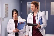 Chicago Med Staffel 8 Folge 16 Ringen um eine Diagnose: Lilah Richcreek Estrada als Dr. Nellie Cuevas, Nick Gehlfuss als Dr. Will Halstead