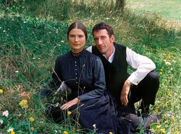 Eine Liebe ohne Hoffnung? Die arme Bauerstochter Anna Rissbacher (Julia Urban) und der Hilfslehrer Franz Gattl (Heio von Stetten).