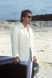 Sonny Crockett (Don Johnson) wird von einer Frau an der Nase herumgeführt, die angeblich Probleme mit ihrem gewalttätigen Ehemann hat. Sonny Crockett (Don Johnson) wird von einer Frau an der Nase herumgeführt, die angeblich Probleme mit ihrem gewalttätigen Ehemann hat.