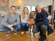 v.l.: Stefan, Andrea, Hündin "Ivy" und Hundetrainerin Ellen Marques v.l.: Stefan, Andrea, Hündin "Ivy" und Hundetrainerin Ellen Marques