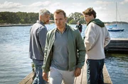 Alexander (Nicolai Cleve Broch, l.) und sein Kollege Welpe (Julius Fleischanderl, r.) wundern sich &uuml;ber das Verhalten des Star Golfers Theo Skoog (Bj&ouml;rn Bengtsson, M.). Verheimlicht er etwas vor der Polizei?