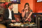 Melli (Marie Noé) schmeichelt es, wie sehr sich Amar (Haydar Kizay) für sie ins Zeug legt. Melli (Marie Noé) schmeichelt es, wie sehr sich Amar (Haydar Kizay) für sie ins Zeug legt.
