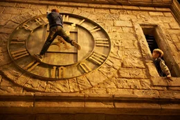Karl (Jonas Holdenrieder) will die Uhr im Turm der Burg Eulenstein verstellen, damit das kleine Gespenst wider zu einem echten Nachtgespenst werden kann. Hannes (rechts: Nico Hartung) hat Angst um seinen Freund.