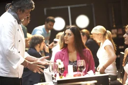 Wenn Liebe durch den Magen geht: Mit "Zuckers&uuml;&szlig; & echt scharf" zeigt Passion eine hochklassig besetzte, unkonventionelle Bollywood-Beziehungskom&ouml;die &uuml;ber die einzigartige Liebe zwischen dem 64-j&auml;hrigen Spitzenkoch Buddha (Amitabh Bachchan) und der 34-j&auml;hrigen Neena (Tabu), die eines Tages sein Restaurant besucht, sich aber nicht so leicht beeindrucken l&auml;sst.  +++ Die Verwendung des sendungsbezogenen Materials ist nur mit dem Hinweis und Verlinkung auf RTL+ gestattet. +++