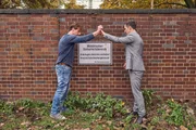 Stefan Vollmer (Hendrik Duryn, l.) und Michael (Gabriel Merz) wollen Ole vor einer Dummheit bewahren - und klettern &uuml;ber die Kasernenmauer...