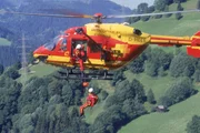 Florian Lenz (Jo Weil) und Dr. Katrin Thaler (Roswitha Meyer) lassen sich am Windenseil ab, um zwei Menschen vor dem Flammentod zu retten. Florian Lenz (Jo Weil) und Dr. Katrin Thaler (Roswitha Meyer) lassen sich am Windenseil ab, um zwei Menschen vor dem Flammentod zu retten.