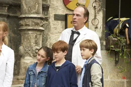 Uhrmachermeister Zifferle (Herbert Knaup) und die Kinder Marie (Emily Kusche), Hannes (Nico Hartung, r.) und Karl (Jonas Holdenrieder, M.) sehen das kleine Gespenst.