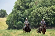 Lasso werfen, Viehherden treiben und einen echten Mustang reiten – all das gehört zur täglichen Arbeit der berittenen Hirten, wie Luca Zengelmi (li.) und Marco Mariotti (re.) es sind. Lasso werfen, Viehherden treiben und einen echten Mustang reiten – all das gehört zur täglichen Arbeit der berittenen Hirten, wie Luca Zengelmi (li.) und Marco Mariotti (re.) es sind.
