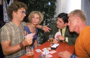 Atze (Atze Schr&ouml;der, li.), Viktor (Johannes Rotter, 2.v.re.) und Harry (Norbert Heisterkamp, re.) wollen Skat spielen. Doch Biene (Heike Kloss) macht sich Sorgen, dass ihre Mutter Hildegard sich einsam f&uuml;hlen k&ouml;nnte.