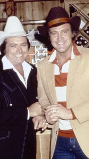 Robert Matthews (Mickey Gilley, l.) und Colt Seavers (Jee Majors).