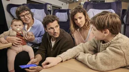 Gro&szlig;e Vers&ouml;hnung: Die Wochenendrebellen Mirco (Florian David Fitz, 2. v. li.) und Jason (Cecilio Andresen, re.) mit Fatime (Aylin Tezel, 2. v. re.) und Oma Manuela (Petra Marie Cammin, li.) auf dem Weg ins Olympiastadion nach Berlin.