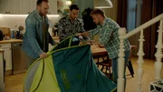 Erik (Patrick Heinrich, l.) ber&uuml;hrt es, als es sich mit seinen Freunden Paul (Niklas Osterloh, r.) und Nihat (Timur &Uuml;lker) f&uuml;r einen Moment wie fr&uuml;her anf&uuml;hlt.