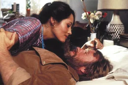 Texas Ranger J.J. McQuade (Chuck Norris) l&auml;sst sich auf eine Aff&auml;re mit Wilkes Geliebter Lola (Barbara Carrera) ein.