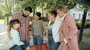 Sarah Grüner (4.v.l.); Ingo Lenßen (r.) Sarah Grüner (4.v.l.); Ingo Lenßen (r.)
