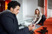 Jenny (Katrin Heß) versucht ihrem Entführer Anwar Shahin (Omar El-Saeidi) Informationen zu entlocken und ihn zur Aufgabe zu bewegen, doch der fragt sich derweil, woher die Ausweise, Waffen und der Sprengstoff kommen. Jenny (Katrin Heß) versucht ihrem Entführer Anwar Shahin (Omar El-Saeidi) Informationen zu entlocken und ihn zur Aufgabe zu bewegen, doch der fragt sich derweil, woher die Ausweise, Waffen und der Sprengstoff kommen.