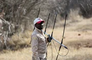 Die Afrikanischen Wildhunde werden aufgrund ihres großen Bewegungsradius per GPS-Signal verfolgt. Dies übernimmt ein zweites Kamerateam. Die Afrikanischen Wildhunde werden aufgrund ihres großen Bewegungsradius per GPS-Signal verfolgt. Dies übernimmt ein zweites Kamerateam.