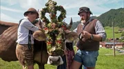 Bunt geschmückt und mit lautem Gebimmel kommt Kuh Lena mit ihrer Herde ins Tal zu ihren BesitzerInnen. Bunt geschmückt und mit lautem Gebimmel kommt Kuh Lena mit ihrer Herde ins Tal zu ihren BesitzerInnen.