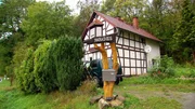 Die Naturfreunde Thomas und Rosi haben sich ihren Schnäppchen-Traum schon fast verwirklicht. Für 26.000 Euro haben sie ein Fachwerkhaus (Foto) am Waldrand und insgesamt 2.500 Quadratmeter Land für ihre Pferde erworben. Doch von Gemütlichkeit können sie bisher nur träumen.. Die Naturfreunde Thomas und Rosi haben sich ihren Schnäppchen-Traum schon fast verwirklicht. Für 26.000 Euro haben sie ein Fachwerkhaus (Foto) am Waldrand und insgesamt 2.500 Quadratmeter Land für ihre Pferde erworben. Doch von Gemütlichkeit können sie bisher nur träumen..