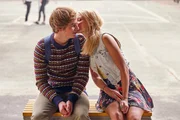 Ole (Matti Schmidt-Schaller) und Bibi (Jeanne Goursaud) verbindet das gleiche private Schicksal.