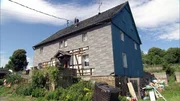 Heike und Dieter leben in ständigem Streit mit ihrem Vermieter; Schimmel in allen Räumen und ein absturzgefährdeter Balkon. Das Ehepaar aus Seelscheid in Nordrhein-Westfalen kauft ein Haus für 58.900 Euro, das sie in Eigenregie wieder instand setzen wollen. Heike und Dieter leben in ständigem Streit mit ihrem Vermieter; Schimmel in allen Räumen und ein absturzgefährdeter Balkon. Das Ehepaar aus Seelscheid in Nordrhein-Westfalen kauft ein Haus für 58.900 Euro, das sie in Eigenregie wieder instand setzen wollen.