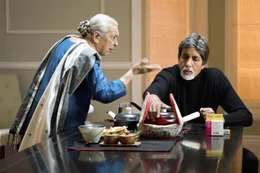 Buddha (Amitabh Bachchan) und Neenas Vater (Paresh Rawal)  +++ Die Verwendung des sendungsbezogenen Materials ist nur mit dem Hinweis und Verlinkung auf RTL+ gestattet. +++