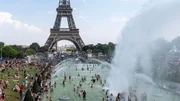 Weltweit werden neue Hitzerekorde aufgestellt. Woher r&uuml;hren immer extremere Hitzeperioden? Am 25. Juli 2019 wurde in Paris ein neuer Hitzerekord von 42.6&deg;C aufgestellt. Viele Einwohner und Touristen suchten daher Abk&uuml;hlung im Trocad&eacute;ro Brunnen nahe des Eiffel Turms.