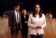 Fox Mulder (David Duchovny, l.) h&auml;lt Melissa (Kristen Cloke, r.) f&uuml;r die Reinkarnation eine l&auml;ngst verstorbenen Person. Scully (Gillian Anderson, M.) ist sehr skeptisch ...